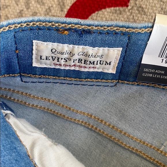Levi's Women’s 312 Shaping Slim Light Blue Jeans Sz 31/32.  NWT - Picture 7 of 10